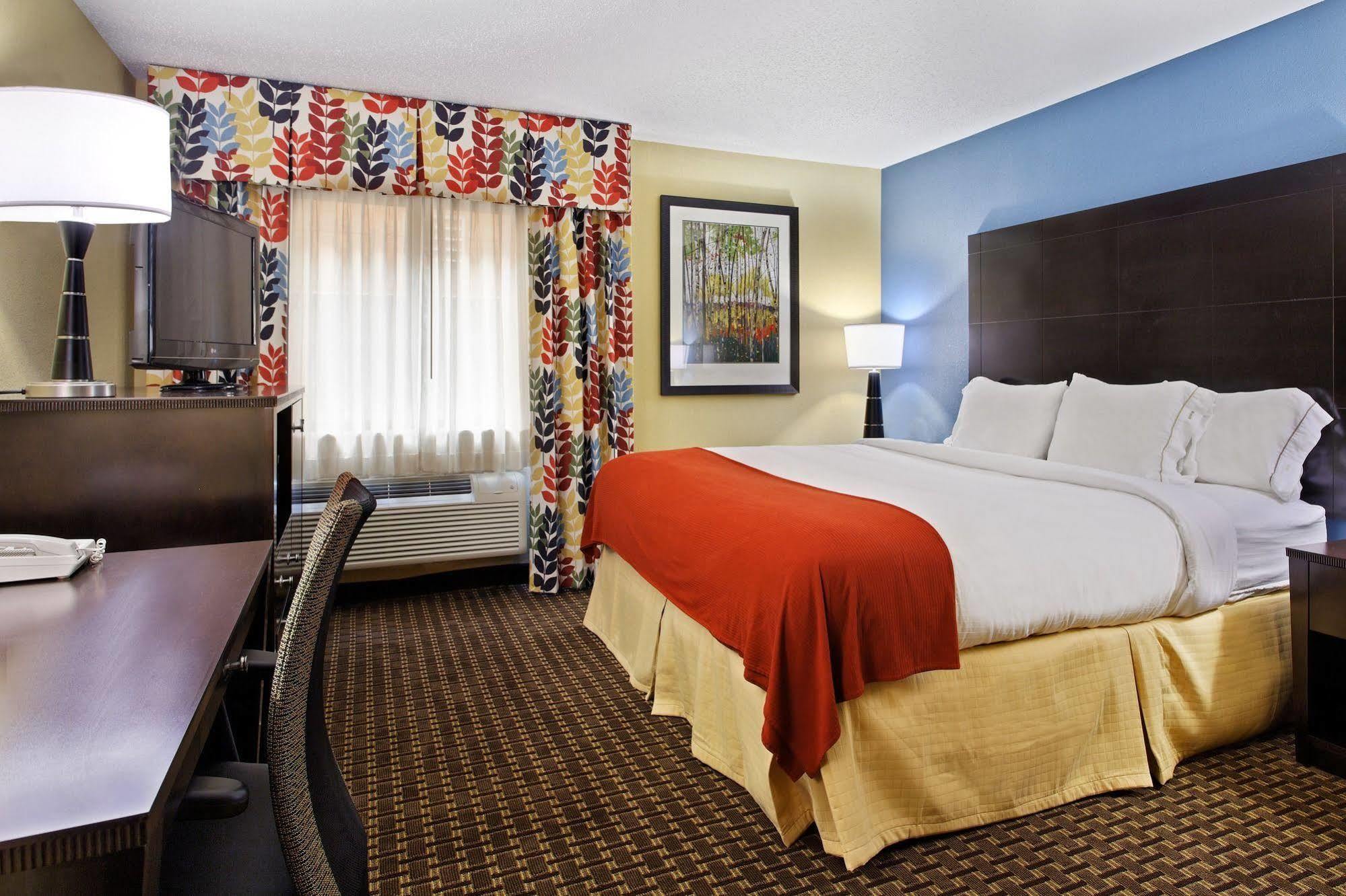 Holiday Inn Express Hotel Fort Campbell-Oak Grove By Ihg Екстериор снимка