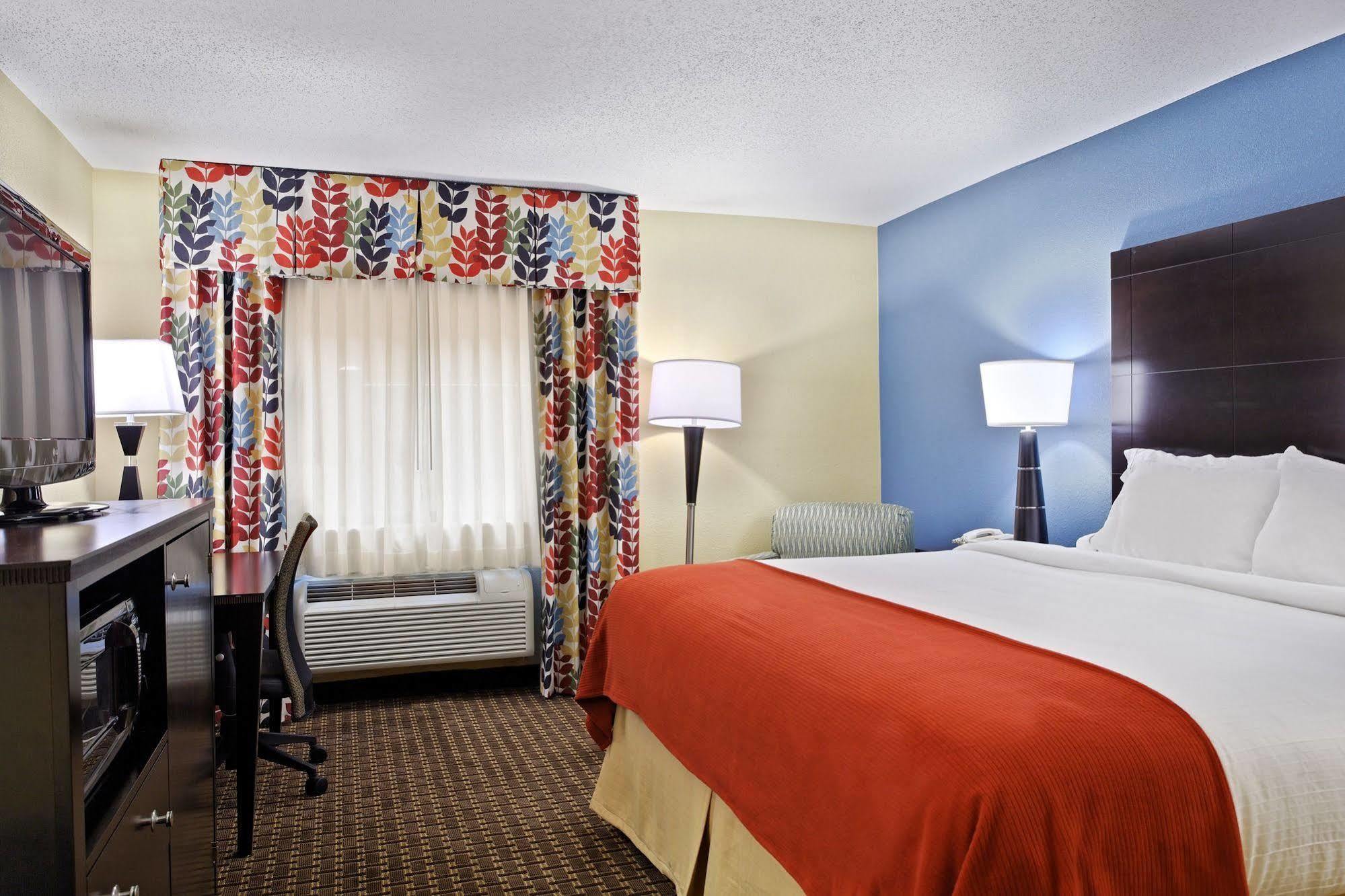 Holiday Inn Express Hotel Fort Campbell-Oak Grove By Ihg Екстериор снимка